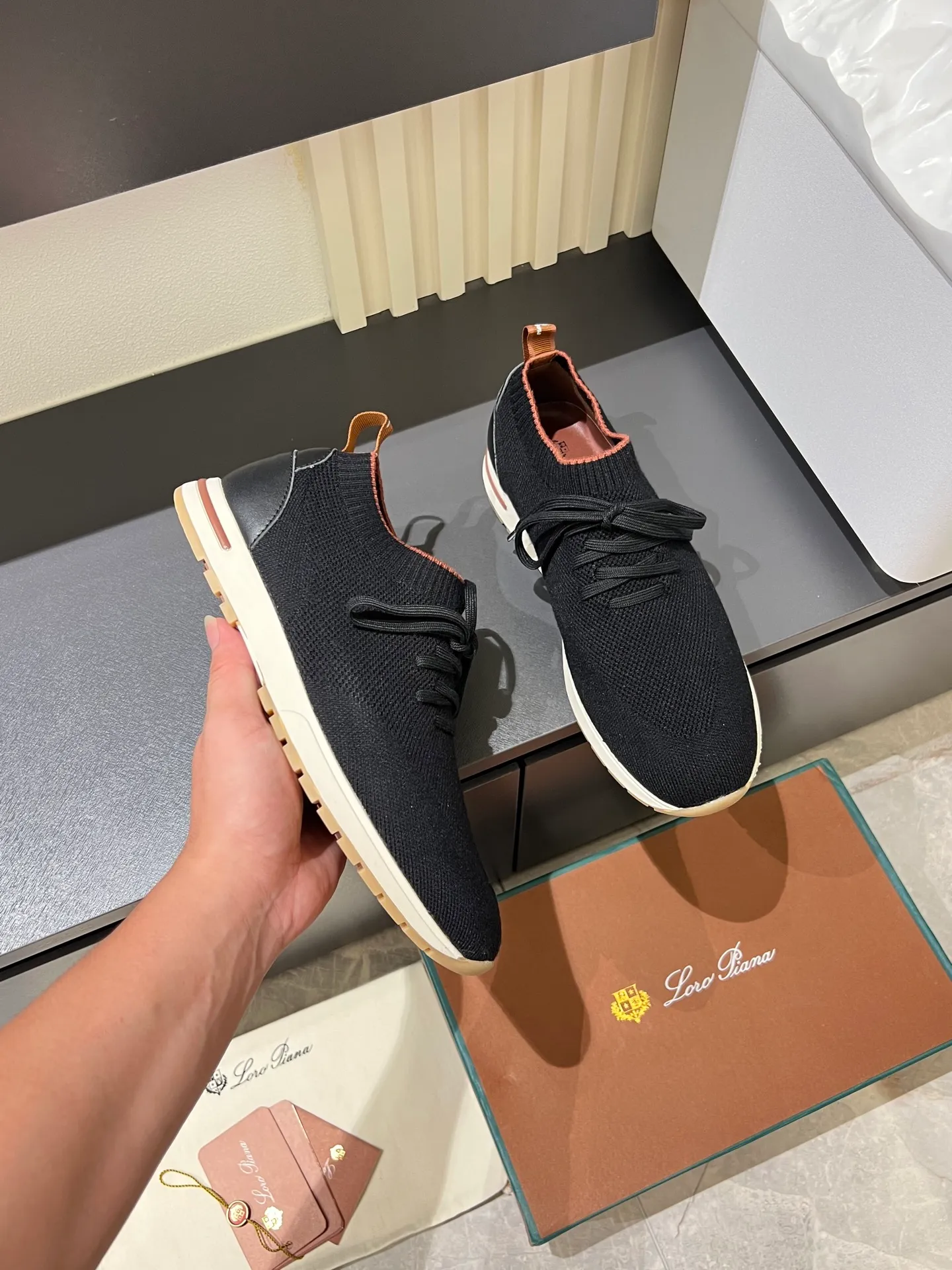 Men's Men's Shoes 💰p380 Loro Men's Shoes 💰piana/Noyo Piana 360 L Men's Shoes 💰p Flexy Walk Men's Sports Shoes These sports shoes are made of knitted wool uppers, and the heel is wrapped in smooth calf leather. Merino sheep are selected from Australia and New Zealand. The upper is machine-woven like a sweater, and then equipped with a white rubber outsole and a Kummel-colored sole. It is both beautiful and non-slip. The fabric is 100% cashmere and the insole is calf leather. It is super comfortable on the feet! Comes with full original packaging! Multiple colors available! Size: 38-44 (45 customized)